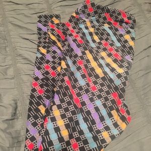 Lularoe TC leggings black background